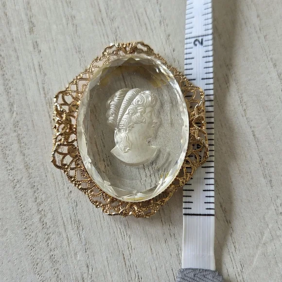 Vintage Cameo Pendant - Clear With Gold Frame - Picture 4 of 4